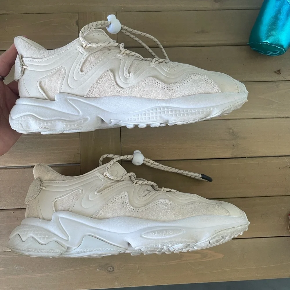 ADIDAS OZWEEGO BEIGE SIZE W7 - Picture 6 of 8